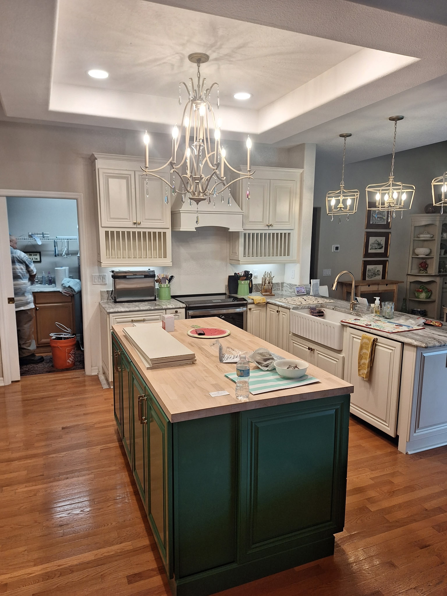 Kitchen chandelier and pendant lighting